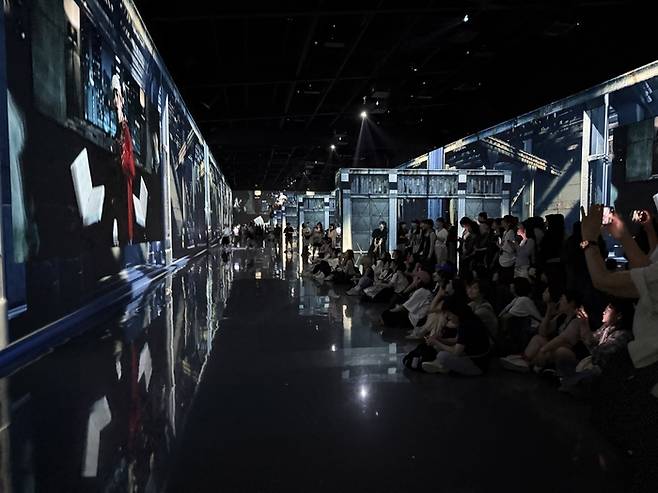 벽면 전체를 뮤직비디오 세트장처럼 연출한 ‘아리랑 가든’ / 사진=권효정 여행+ 기자