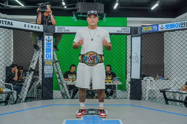 ‘세비지’ 홍희원이 2026년 6월 ‘뽀빠이연합의원KMMA42대구’에서 KMMA 명예의 전당 헌액 기념 촬영을 하고 있다. 사진=스탠다드앤드프로그레스 스포츠에이전시 제공