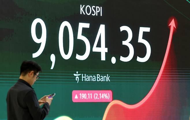 (서울=뉴스1) 최지환 기자 = 코스피지수가 장중 사상 처음으로 9000을 돌파한 18일 오후 서울 중구 하나은행 본점 딜링룸 전광판에 증시 시황이 표시되어 있다. 2026.6.18/뉴스1 Copyright (C) 뉴스1. All rights reserved. 무단 전재 및 재배포, AI학습 이용 금지. /사진=(서울=뉴스1) 최지환 기자