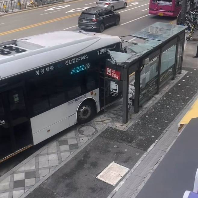 18일 오전 10시43분쯤 세종시 다정동 한 버스정류장으로 진입하던 시내버스가 그대로 정류장을 들이받는 사고가 났다. /사진=뉴시스
