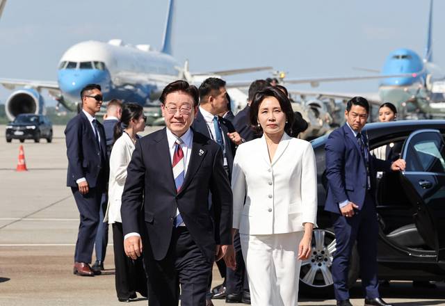 G7 정상회의 일정을 마친 이재명 대통령과 김혜경 여사가 17일(현지 시간) 스위스 제네바 공항에서 공군 1호기로 향하고 있다. 뉴시스
