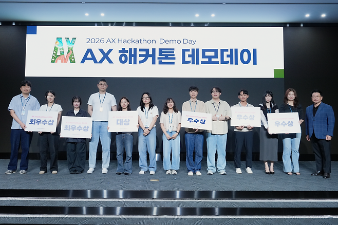 포스코DX  ‘AX 해커톤 2026’ 수상자들이 기념 촬영하는 모습 [포스코DX 제공]