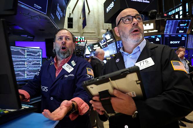 뉴욕증권거래소(NYSE) 트레이더 모습. [로이터]