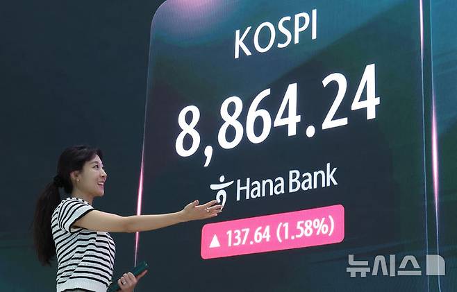 [서울=뉴시스] 황준선 기자 = 코스피가 전 거래일(8726.60)보다 137.64포인트(1.58%) 오른 8864.24에 마감한 17일 오후 서울 중구 하나은행 딜링룸에 지수가 표시돼 있다. 2026.06.17. hwang@newsis.com