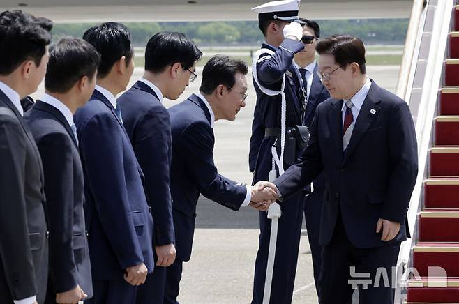 [성남=뉴시스] 최동준 기자 = G7 정상회의 등 유럽 순방 일정을 마친 이재명 대통령이 18일 경기 성남 서울공항에 도착해 김민석 국무총리와 인사하고 있다. 2026.06.18. photocdj@newsis.com