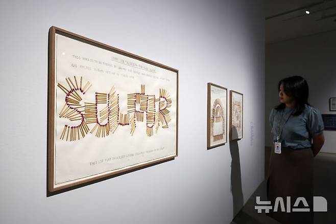 [서울=뉴시스] 박진희 기자 = 국립현대미술관은 18일 서울 종로구 국립현대미술관에서 '이것은 개념미술이 (아니)다' 전시 기자간담회를 갖고 김범 작가의 작품 '피 흘리는 미친 머리 유황을 위한 습작'(왼쪽)을 선보이고 있다. 2026.06.18. pak7130@newsis.com