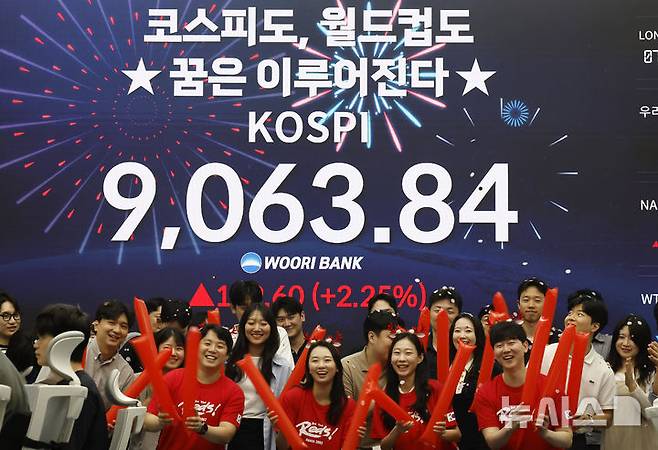 [서울=뉴시스] 김혜진 기자 = 코스피가 전 거래일(8864.24)보다 199.60포인트(2.25%) 오른 9063.84에 마감한 16일 오후 서울 중구 우리은행 딜링룸 전광판에 지수가 표시 되고 있다. 코스닥 지수는 전 거래일(1031.96)보다 31.03포인트(3.01%) 하락한 1000.93에 거래를 마쳤다. 원·달러 환율은 전 거래일(1513.4원)보다 13.7원 오른 1527.1원에 주간 거래를 마감했다. 2026.06.18. jini@newsis.com