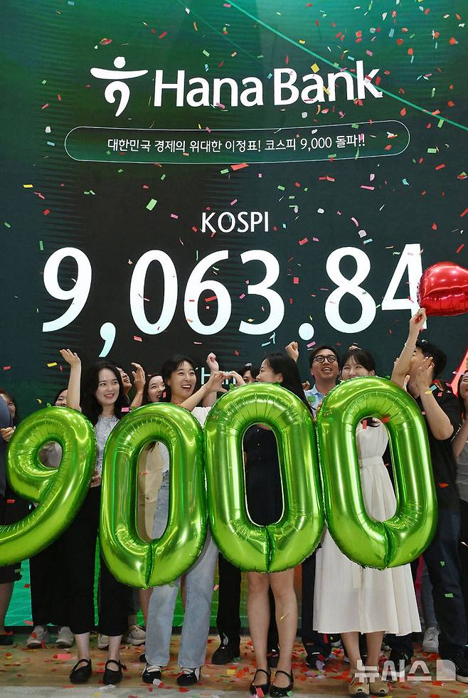 [서울=뉴시스] 박주성 기자 = 코스피가 사상 첫 9000을 돌파하며 한국 자본시장 역사를 새로 썼다. 18일 서울 중구 하나은행 본점 하나인피니티서울에서 직원들이 코스피 9000 돌파 기념 타종 세리머니를 하고 있다. (공동취재). 2026.06.18. photo@newsis.com