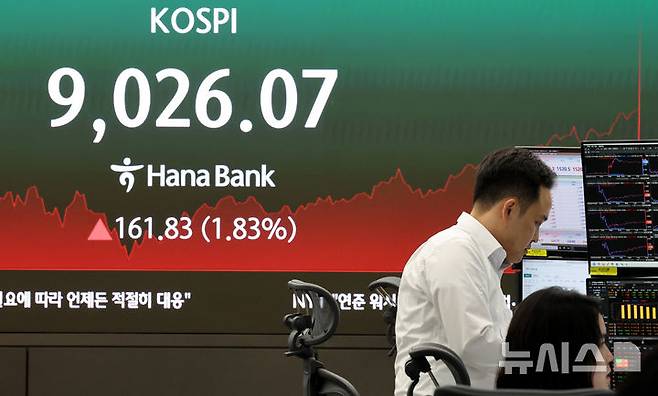 [서울=뉴시스] 박주성 기자 = 코스피가 사상 처음으로 9000선을 돌파했다. 지난달 8000포인트에 도달한 지 약 한달 만이다. 지수가 9000포인트를 넘어선 것은 이번이 처음이다. 사진은 18일 오후 서울 중구 하나은행 딜링룸에서 딜러들이 업무를 보고 있는 모습. 2026.06.18. park7691@newsis.com