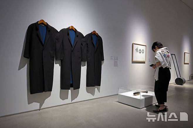 [서울=뉴시스] 박진희 기자 = 국립현대미술관은 18일 서울 종로구 국립현대미술관에서 '이것은 개념미술이 (아니)다' 전시 기자간담회를 갖고 안규철 작가의 '단결, 권력, 자유'(왼쪽) 작품과 '개인, 자유, 국유' 작품을 선보이고 있다. 2026.06.18. pak7130@newsis.com