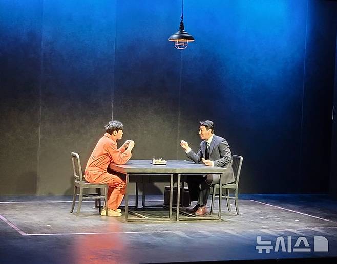 [서울=뉴시스]최희정 기자=18일 서울 종로구 예스24스테이지에서 장진 감독 겸 연출의 신작 '댄포스가 옳았다' 프레스콜이 열렸다. 프로파일러 조너스 보튼 역의 박건형(오른쪽)과  연쇄살인범 'M' 용의자 존 조우 역의 고상호가 열연하고 있다. 2026.06.18. dazzling@newsis.com