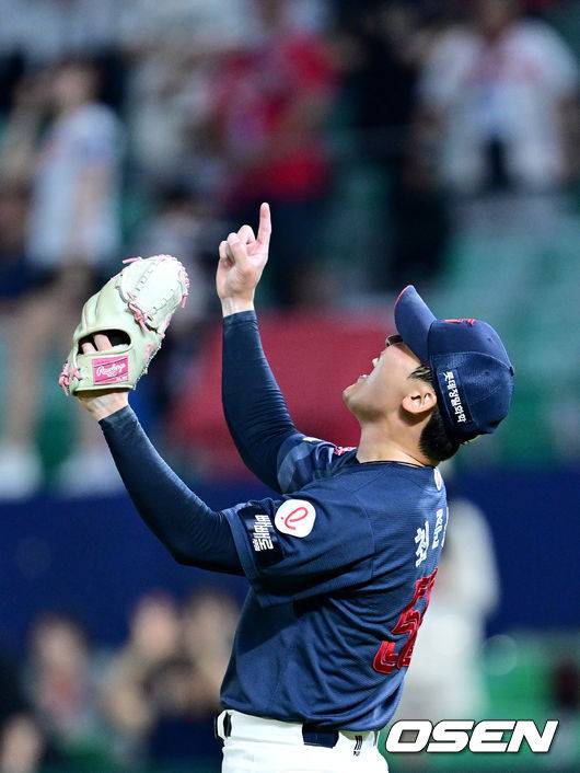[OSEN=인천, 최규한 기자] 17일 인천 SSG랜더스필드에서 ‘2026 신한 SOL Bank KBO리그’ SSG 랜더스와 롯데 자이언츠의 경기가 열렸다. 9회말 2사 1, 3루 상황 SSG 김재환을 내야 땅볼로 이끌며 경기를 마무리지은 롯데 마무리 최준용이 환호하고 있다. 2026.06.17 / dreamer@osen.co.kr