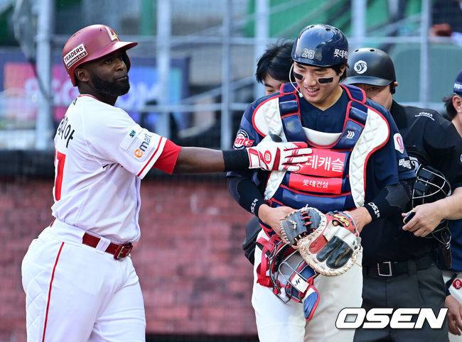 [OSEN=인천, 최규한 기자] 17일 인천 SSG랜더스필드에서 ‘2026 신한 SOL Bank KBO리그’ SSG 랜더스와 롯데 자이언츠의 경기가 열렸다.홈팀 SSG는 김건우, 방문팀 롯데는 박세웅을 선발로 내세웠다.2회말 무사 1루 상황 타석에 선 SSG 에레디아의 스윙이 포구하던 롯데 포수 손성빈의 왼손에 맞았다. 손성빈에게 미안함을 전하는 에레디아. 2026.06.17 / dreamer@osen.co.kr