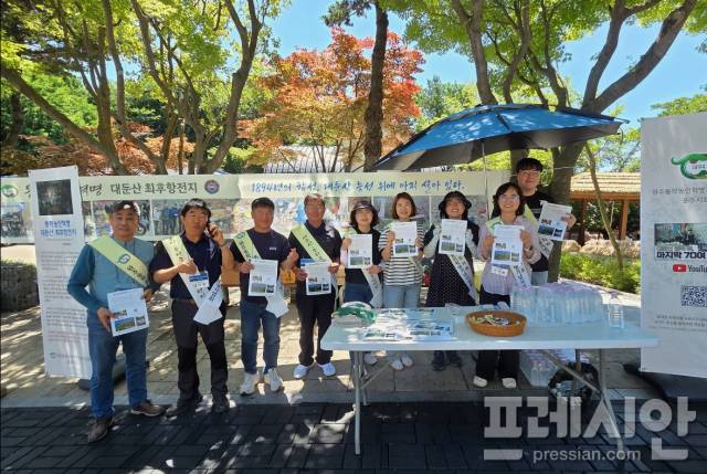 ▲ 전북 완주군 동학농민혁명기념사업회 운주지회가 대둔산 축제 기간 '동학농민혁명 대둔산 최후항전지 홍보부스'를 운영하며 우금치 전투 이후 이어진 동학농민군의 최후 항전 역사를 알리고 있다. ⓒ완주군 동학농민혁명기념사업회 운주지회