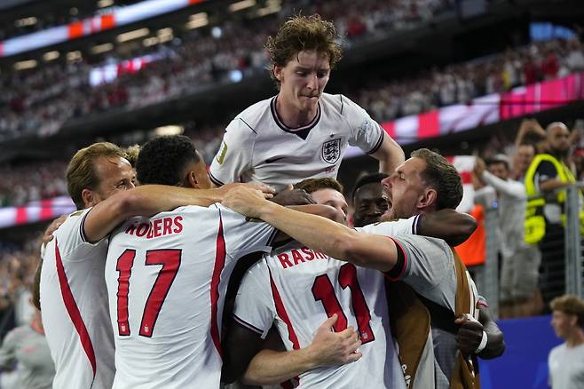epa13045400 Marcus Rashford of England (C, partially seen) celebrates with his teammates after scoring the 4-2 goal during the FIFA World Cup 2026 group stage match England against Croatia, in Dallas, Texas, USA, 17 June 2026. EPA/JEFFREY MCWHORTER/2026-06-18 07:12:17/ <저작권자 ⓒ 1980-2026 ㈜연합뉴스. 무단 전재 재배포 금지, AI 학습 및 활용 금지>