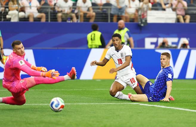 Soccer Football - FIFA World Cup 2026 - Group L - England v Croatia - Dallas Stadium, Arlington, Texas, U.S. - June 17, 2026 England's Jude Bellingham scores their third goal pas Croatia's Dominik Livakovic REUTERS/Kai Pfaffenbach/2026-06-18 06:55:29/ <저작권자 ⓒ 1980-2026 ㈜연합뉴스. 무단 전재 재배포 금지, AI 학습 및 활용 금지>