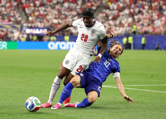 ARLINGTON, TEXAS - JUNE 17: Noni Madueke #20 of England is challenged by Luka Modric #10 of Croatia during the FIFA World Cup 2026 Group L match between England and Croatia at Dallas Stadium on June 17, 2026 in Arlington, Texas. Francois Nel/Getty Images/AFP (Photo by Francois Nel / GETTY IMAGES NORTH AMERICA / Getty Images via AFP)/2026-06-18 06:50:17/ <저작권자 ⓒ 1980-2026 ㈜연합뉴스. 무단 전재 재배포 금지, AI 학습 및 활용 금지>