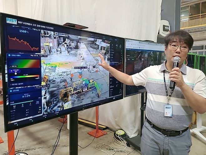 지난 11일 경북 포항 한국로봇융합연구원에서 ‘포항제철소 고로 공장 디지털 트윈 플랫폼’에 대해 관계자가 설명하고 있다. 포항 강주리 기자