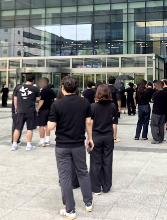 삼성전자 DX 부문 직원들, 성과급 불만에 ‘검은옷’ 출근 캠페인 전개 - 삼성전자의 가전·TV·스마트폰 등을 담당하는 DX(디바이스경험) 부문 직원들이 18일 경기 수원 본사에 검은 옷 또는 검은 마스크를 착용하고 출근하는 캠페인에 참여하고 있다. 삼성전자 노동조합 동행(동행노조)에 따르면, 노사 간 성과급 합의 후에도 다른 부문과의 성과급 격차에 대해 DX 부문을 중심으로 불만이 이어지면서 10일부터 서울 강동을 시작으로 전국 사업장에서 캠페인 참여가 이어지고 있다. 2026.6.18 동행노조 제공