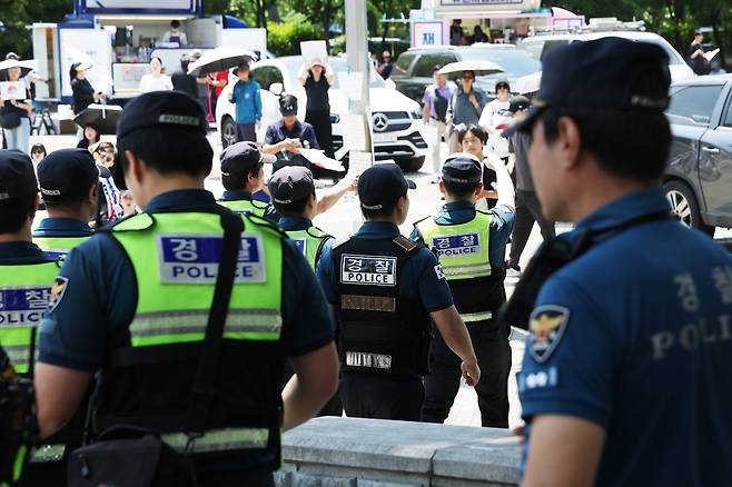 6·3 지방선거 투표용지 부족 사태를 규탄하며 재선거를 요구하는 ‘잠실 개표소 봉쇄 시위’가 계속되고 있는 9일 서울 송파구 올림픽공원 핸드볼경기장 출입구 앞에서 경찰들이 교대하고 있다. 연합뉴스