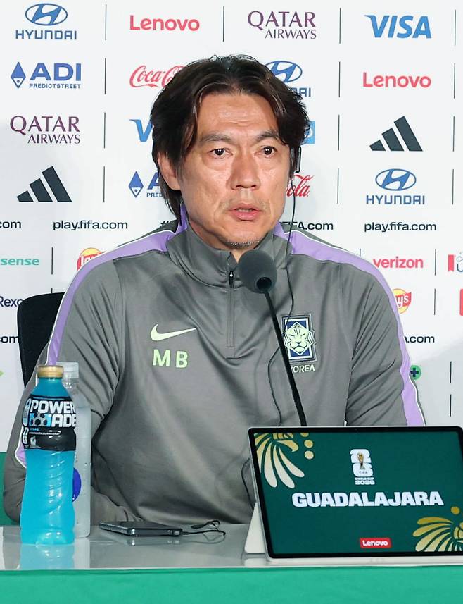 홍명보 축구국가대표팀 감독이 18일(한국시간) 멕시코 할리스코주 과달라하라 스타디움서 열린 기자회견 도중 취재진의 질문에 답하고 있다. 과달라하라｜뉴시스
