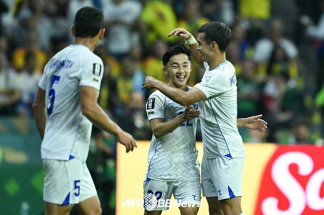 우즈베키스탄 축구 대표팀 아보스벡 파줄라예프가 18일 멕시코 시티 스타디움에서 열린 2026 FIFA 북중미 월드컵 조별리그 K조 1차전 콜롬비아전에서 우즈벡 역사상 월드컵 첫 골을 터뜨린 뒤 기뻐하고 있다. /AFPBBNews=뉴스1
