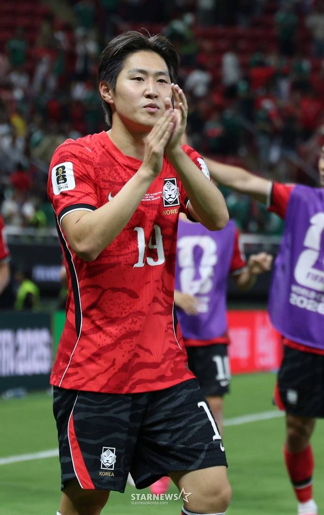 2026 북중미월드컵 A조 예선 대한민국-체코전이 12일(한국 시간) 멕시코 과달라하라 에스타디오 아크론에서 열렸다. 이강인을 비롯한 태극전사들이 체코에 2-1로 승리한 후 그라운드를 돌며 응원단과 소통하고 있다. /사진=김진경 대기자