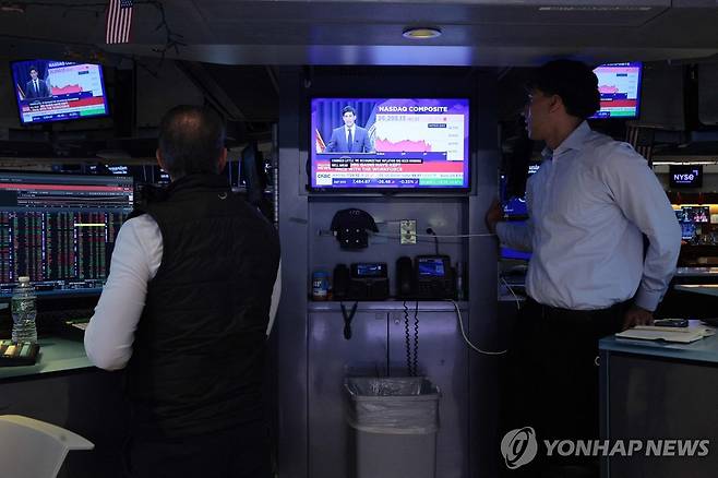 케빈 워시 연준 의장의 기자회견을 지켜보는 뉴욕증권거래소의 트레이더들 (뉴욕 AFP=연합뉴스) 17일(현지시간) 미국 뉴욕증권거래소(NYSE)의 트레이더들이 연방공개시장위원회 회의 종료후 기자회견에 나선 케빈 워시 연준 의장의 발언을 듣고 있다. 2026.6.18