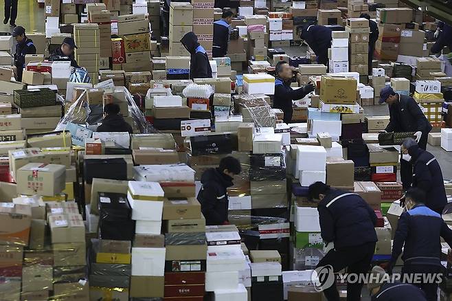 지난 2월 11일 서울 광진구 동서울우편물류센터에서 작업자들이 택배 상자 분류작업을 하고 있다. [연합뉴스 자료사진]