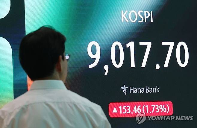 코스피 9000 돌파 (서울=연합뉴스) 한종찬 기자 = 코스피가 사상 처음으로 9000선을 돌파했다. 지난달 8000포인트에 도달한 지 약 한달 만이다. 18일 서울 중구 하나은행 딜링룸에서 딜러들이 업무를 보고 있다. 2026.6.18 saba@yna.co.kr