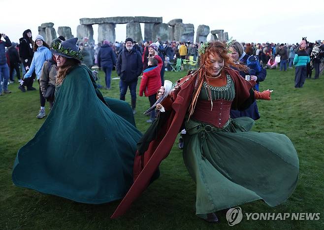 2025년 동지를 기념하는 사람들 [EPA=연합뉴스 자료사진. 재판매 및 DB 금지]