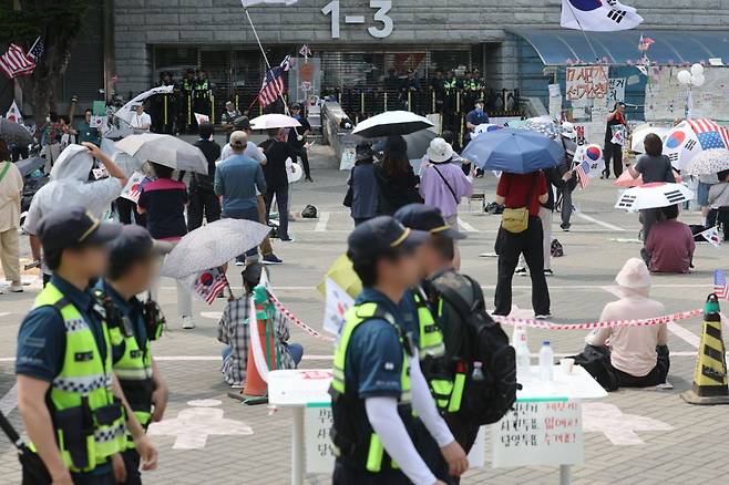 개표소 봉쇄 시위 계속. 연합뉴스