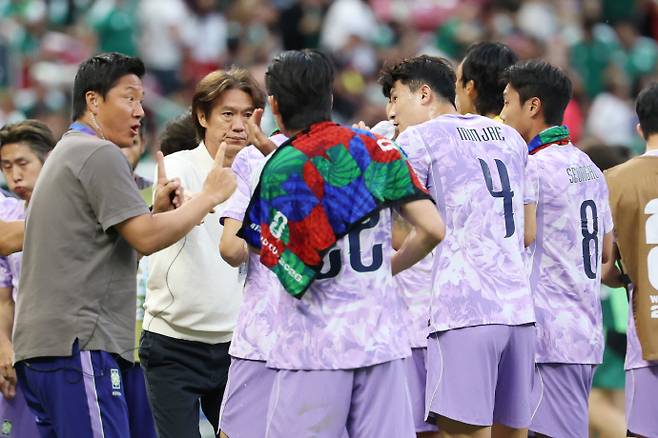 19일(한국시간) 멕시코 사포판 과달라하라 스타디움에서 열린 2026 북중미 월드컵 A조 2차전 한국과 멕시코의 경기서 선수들이 경기 중간 하이드레이션 브레이크 때 물을 마시며 홍명보 감독의 지시를 받고 있다. /연합뉴스