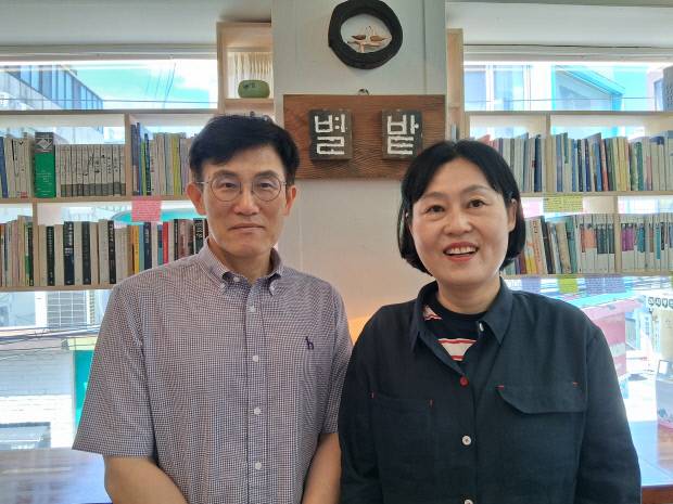 최성혁 대표(왼쪽)와 정경미 씨.