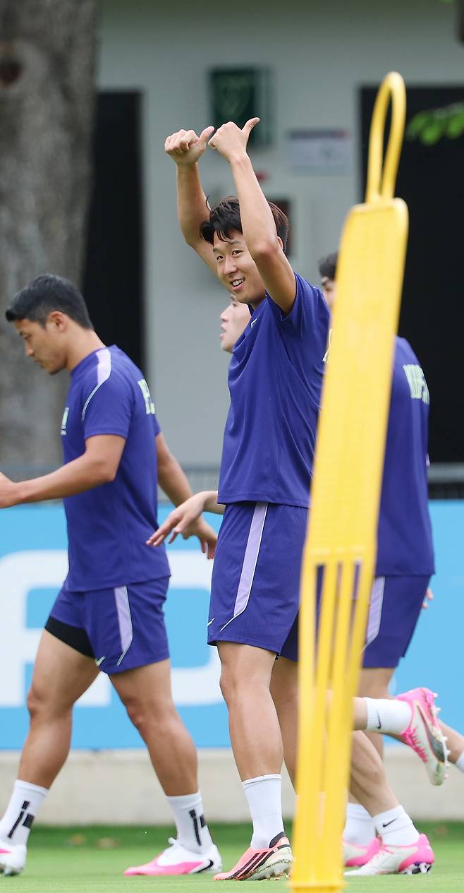 2026 북중미 월드컵에 출전한 한국 축구 국가대표팀 손흥민이 17일(현지시간) 오후 멕시코 과달라하라 인근 사포판의 치바스 바예 베르데에서 훈련을 하던 중 누군가를 향해 인사하고 있다. /연합뉴스