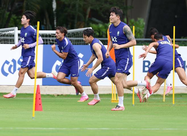 한국 축구 국가대표팀 김민재 등 선수들이 멕시코 과달라하라 인근 사포판의 치바스 바예 베르데에서 멕시코와의 조별리그 2차전을 대비해 훈련하고 있다. /연합뉴스