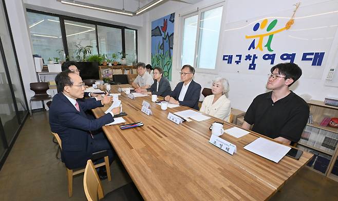 추경호 대구시장 당선인이 19일 대구참여연대 관계자들과 간담회를 갖고 있다. <민선 9기 대구시장직 인수위 제공>