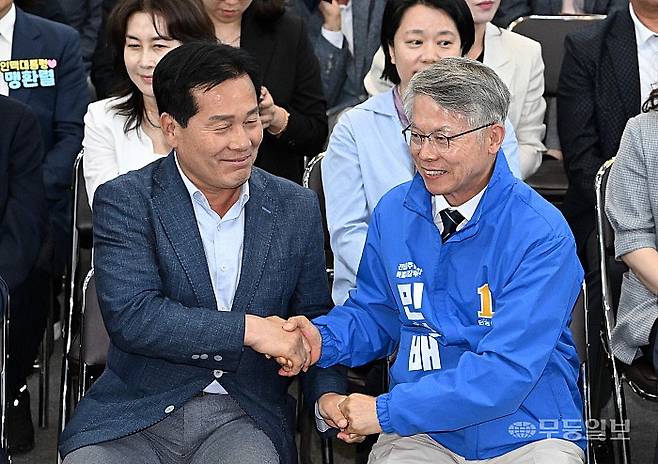 6월 3일 지방선거 당일 민형배 더불어민주당 전남광주통합특별시장 후보가 지지자들의 축하를 받으며 광주 서구 마륵동 선거사무소에서 주철현 의원과 악수를 하고 있다. 양광삼기자 ygs02@mdilbo.com