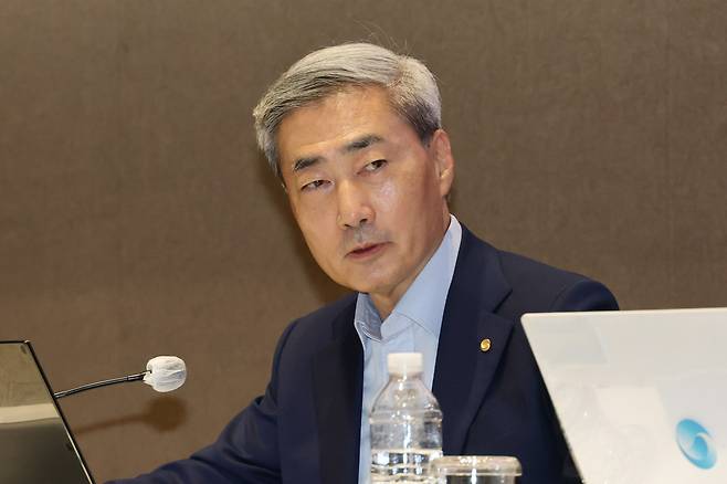 신현송 한국은행 총재가 17일 서울 중구 한국은행 별관에서 열린 2026년 상반기 물가안정목표 운영상황 점검 기자설명회에서 발언하고 있다.(연합뉴스)
