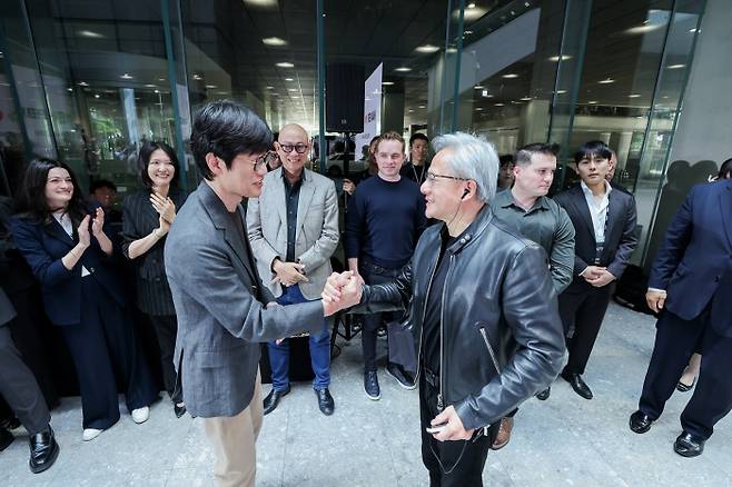 이달 8일 오후 경기 성남 네이버 본사 사옥에서 젠슨 황 엔비디아 최고경영자(CEO)와 이해진 네이버 의장이 악수하고 있다. 사진=네이버 제공