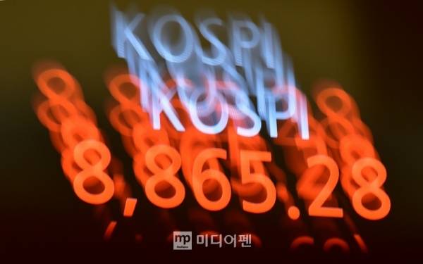 코스피 지수가 19일 장중 9380선까지 오르는 기염을 토했다가 돌연 하락 전환해 8800선까지 밀리고, 그러다 다시 낙폭을 만회하며 약보합권에서 거래를 마치는 등 혼란스러운 모습 속에서 이번 주 거래를 마쳤다./사진=김상문 기자