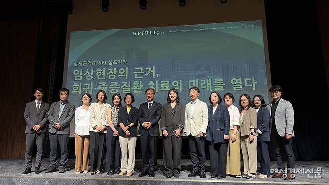 건강보험심사평가원이 19일 서울 서초구 소재 aT센터 그랜드홀에서 '임상 현장의 근거, 희귀·중증질환 치료의 미래를 열다'를 주제로 '실사용근거(RWE, Real World Evidence) 심포지엄'을 개최했다.&nbsp;홍승권 심평원 원장과 발표자, 토론자 등 주요 참석자들이 기념 촬영을 하고 있다. /김정수 기자
