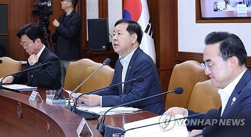 비상경제본부회의 주재하는 구윤철 부총리(서울=연합뉴스) 안정원 기자 = 구윤철 부총리 겸 재정경제부 장관이 19일 서울 종로구 정부서울청사에서 열린 비상경제본부 회의 겸 경제ㆍ대외경제관계장관회의에서 발언하고 있다. 2026.6.19 jeong@yna.co.kr