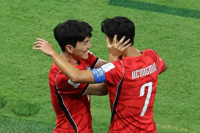 11일(현지시간) 멕시코 사포판 과달라하라 스타디움에서 열린 2026 북중미 월드컵 A조 1차전 한국과 체코의 경기. 후반 한국 황인범이 동점골을 넣은 뒤 손흥민과 기뻐하고 있다. 사진=연합뉴스