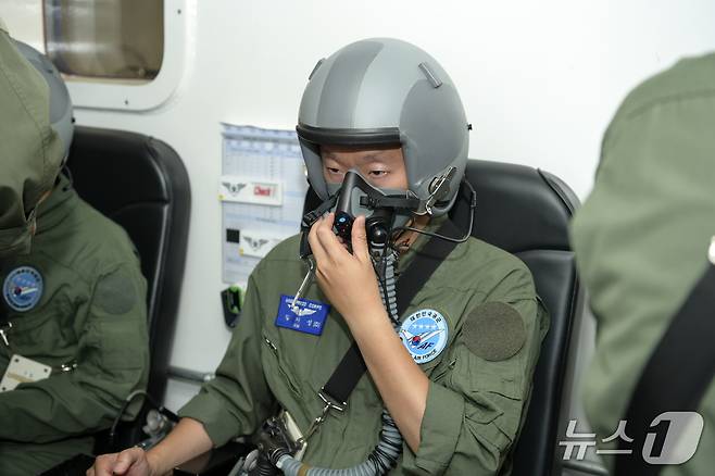 저압실비행훈련장에서는 고고도에서의 저산소 환경 적응을 위해 산소마스크를 착용한 모습. 고고도에서는 기압이 낮아지고 공기의 부피가 팽창하면서 귀가 먹먹해지는 현상이 나타난다. 또 산소의 압력도 떨어지면서 호흡으로 얻는 산소의 양이 줄어들어 저산소성 저산소증이 나타난다. 2026.6.17./ⓒ 뉴스1(공군 제공)
