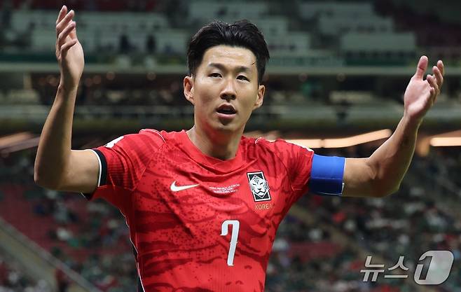 대한민국 축구국가대표팀 손흥민이 11일(현지시간) 멕시코 할리스코주 사포판 과달라하라 스타디움에서 열린 2026 북중미 월드컵 A조 조별리그 1차전 대한민국과 체코 경기에서 관중들에게 박수를 유도하고 있다. 이날 경기는 대한민국 체코를 상대로 2-1로 승리했다. 2026.6.12 ⓒ 뉴스1 임세영 기자