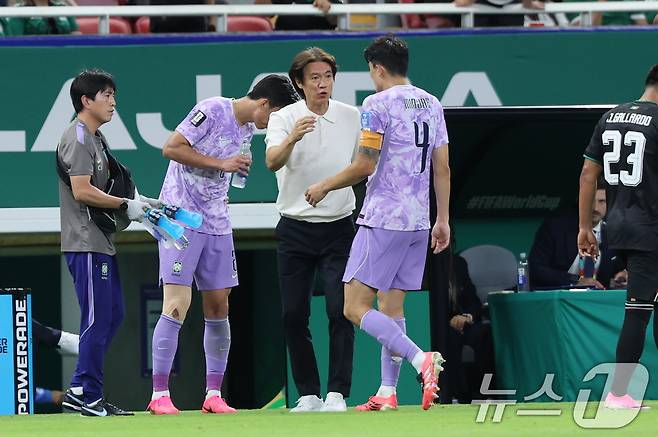 대한민국 축구국가대표팀 홍명보 감독이 18일(현지시간) 멕시코 과달라하라 스타디움에서 열린 2026 북중미 월드컵 A조 조별리그 2차전 대한민국과 멕시코의 경기에서 손흥민을 오현규로 교체하고 있다. 2026.6.19 ⓒ 뉴스1 박지혜 기자