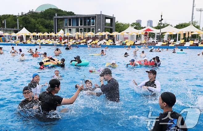 '도심 속 워터파크' 한강 수영장이 개장한 19일 오후 서울 영등포구 여의도 한강공원 수영장을 찾은 시민들이 즐거운 시간을 보내고 있다. 2026.6.19 ⓒ 뉴스1 오대일 기자