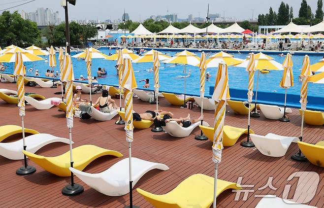 '도심 속 워터파크' 한강 수영장이 개장한 19일 오후 서울 영등포구 여의도 한강공원 수영장을 찾은 시민들이 즐거운 시간을 보내고 있다. 2026.6.19 ⓒ 뉴스1 오대일 기자