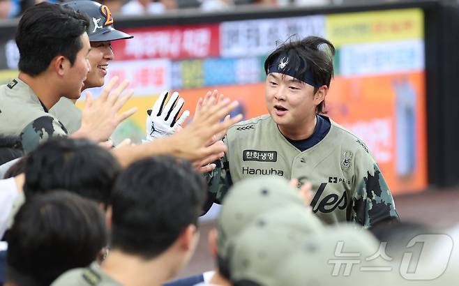 19일 대전 한화생명볼파크에서 열린 2026 신한 SOL KBO리그 삼성 라이온즈와 한화 이글스의 경기에서 1회말 무사 2루에서 한화 이도윤이 페라자의 우익수 플라이에 김성윤의 송구가 더그아웃으로 들어가며 득점에 성공하고 있다. 2026.6.19 ⓒ 뉴스1 김기남 기자